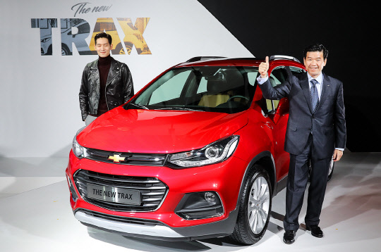 한국GM은 17일 서울 강남구 송은아트스페이스에서 쉐보레 더 뉴 트랙스를 공개하는 행사를 열고 사전계약에 돌입했다. 사진은 이날 행사에 참석한 제임스 김 한국GM 사장(오른쪽)이 더 뉴 트랙스 옆에서 기념촬영을 하고 있는 모습.    한국GM 제공